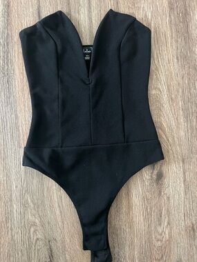 Lulu's Black Strapless V-Neck Bodysuit